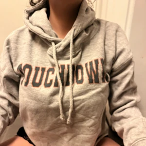 Snygg hoodie - Super snygg hoodie och super skön som du inte kommer ångra att du köper!!!! Den är ifrån lager 157 och passar storlek xs men är i storlek M