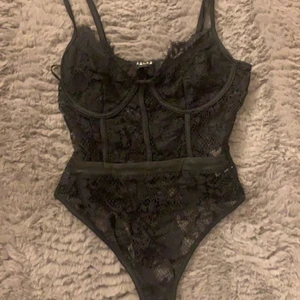 Svart spets body i storlek XS - Svart spets body i storlek XS, knappt använd då den vart lite för liten för mig, jättesnygg! 100kr plus frakt! 🥰📦🚚