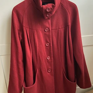 Knappt använd jacka/kappa stl 36 - Jacka/kappa stl 36. Knappt använd . Härlig roströd färg.  Köparen betalar frakt . Bud från 200kr