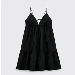 💋Svart zara klänning💋 - Säljer min jättefina svarta zara klänning som är köpt här på plick. Tyckte den satt lite konstigt på mig så säljer den❤️ har inga defekter och är jättefin på någon runt 165 ❤️är justerbar i ryggen.