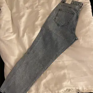 Ljusa jeans aldrig använda, köpta för 499 kr men säljs för 100 kr! Frakt tillkommer, spårbar💙