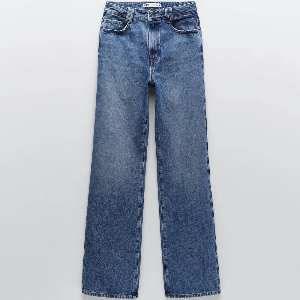 Mörkblå zara straight full length jeans. Storlek 34 (långa på mig, är 165cm). I jättebra skick förutom lappen som lossnat lite (se bild 3).. Jeans & Byxor.