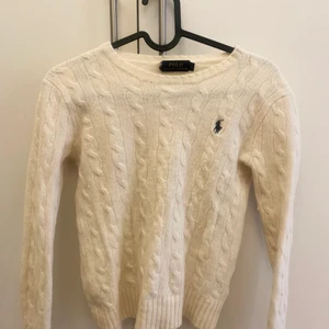 Ralph Lauren tröja - Superfin Ralph Lauren tröja! Krämvit/ljusbeige i färgen. Älskar denna men den passar inte mig längre tyvärr. Ett litet hål i ärmen därav billigt pris! 