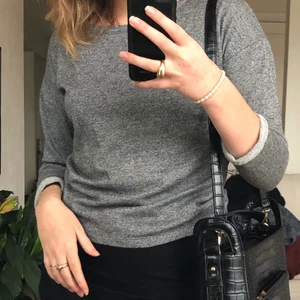grå tröja - snygg stilren grå melerad tröja, passar till allt! 