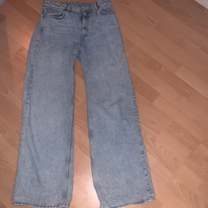 Monki jeans  - Hej, säljer ett par wide leg jeans från Monki, använd fåtal gånger ny pris 500kr säljer för 200kr 