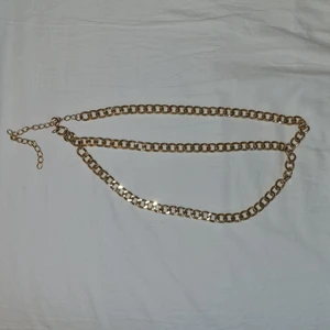 Guldkedja bälte - Säljer en guldkedja som är tänkt att ha som bälte, använt få gånger så skicket är fint. Det hänger en en kedja på kedjan som lätt kan tas av om man känner för det. Frakt tillkommer 