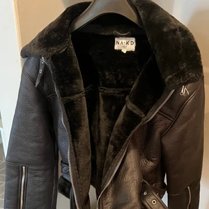 Jacka från NA-KD  - Jacka i nyskick från NA-KD köpt förra året, använd endast en gång, säljs då den ej kommer till användning-nypris 800 kr, säljs för 250 kr eller bud 😊