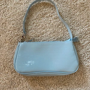Väska - Ljusblå liten axelväska, knappt använd!💞