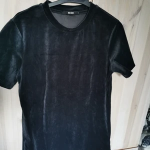 T-shirt i sammet  - Tröja i sammet i storlek S från bik bok. Fint använt skick.                                                               Köparen står för eventuell frakt, skickar med billigaste alternativet eller annat enligt önskemål ☺️