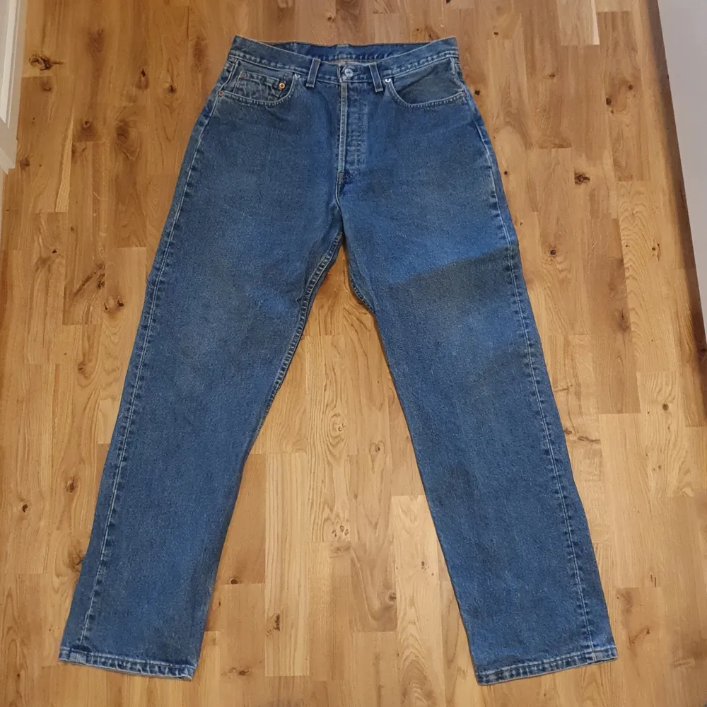 Vintage Levis i fantastiskt skick. Mörkblå tvätt och hög midja. Modellen är 556. W33 L32 . Jeans & Byxor.