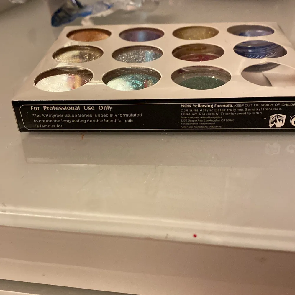Säljer glitter som har aldrig använt med olika färger! Väldigt billigt . Asusteet.