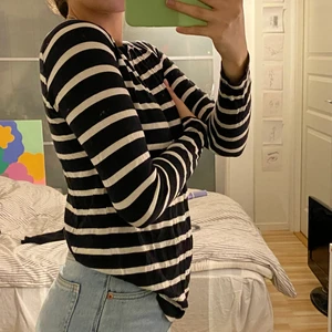 svartvit randig tröja - svartvit randig långärmad tröja! Jätte bekväm och sitter fint. I fint skick! 