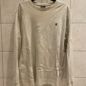 Ralph Lauren - Beige långärmad tröja från Ralph Lauren!❣️ skulle behövas strykas men annars i väldigt bra skick !
