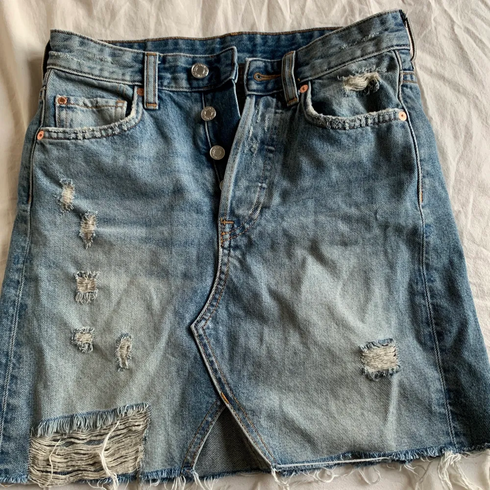 Jätte jätte fin jeanskjol i storlek 34 (xs) från Gina tricot denim sitter jätte fint på 😍🥰. Kjolar.