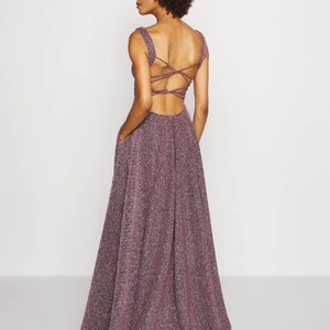 Prinsessan Fest klänning  - Elegent och fin lång klänning, med fin färg ich lite gläns. Använd 2 timmar. 