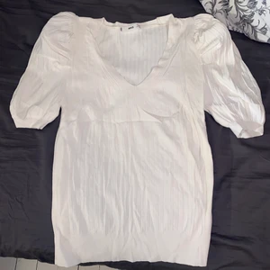 Kvartsärmad topp - Säljer denna oanvända vita topp från mango! Köpte den 2020 men har ej kommit till användning, så enbart provad :) Annars är den verkligen jättefin och hör nog hemma i någon annans garderob! Den är väldigt mjuk och bekväm! Skriv privat för fler bilder ❤️ Frakt tillkommer