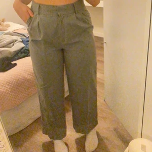 Kostymbyxor  - Ett par stilrena lite ”rakare” kostymbrallor med ett bekvämt material i en grå färg. En lite tjockare resår i midjan som formar midjan väldigt fint, som preferens är jag 174 cm lång och dom är ankellånga för mig. Använda vid två tillfällen så skicket är som nytta! Hör av er vid ytterligare frågor 💕