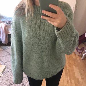 Mintgrön stickad tröja från zara - En jättemysig grön stickad tröja från zara i bra skick.