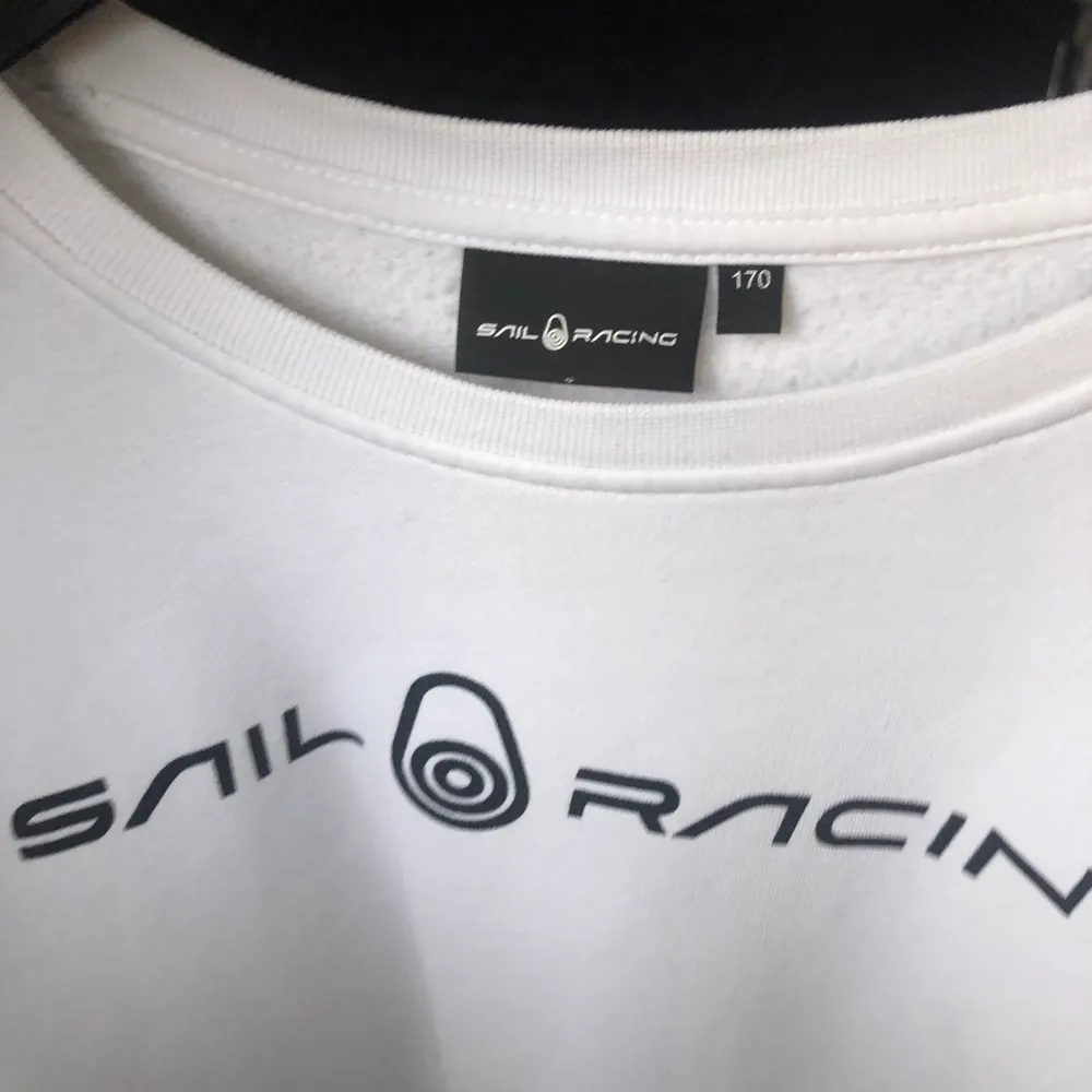 En vit långärmad sail racing tröja strl 170 (S), knappt använd och pris kan diskuteras! Normal pris 700/600. Tröjor & Koftor.