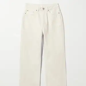 Beiga weekday rowe straight jeans i storlek W25 L32. Säljer för att de inte längre passar. Är som i nyskick.