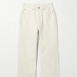 Weekday rowe jeans - Beiga weekday rowe straight jeans i storlek W25 L32. Säljer för att de inte längre passar. Är som i nyskick.