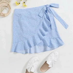 kjol i storlek xs - Oanvänd kjol som jag inte har hunnit använda när det var varmt (lånade bilder)