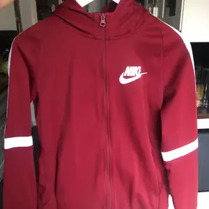 Röd Nike hoddie i strl XS, kommer inte till användning längre och är i bra skick! Pris kan diskuteras