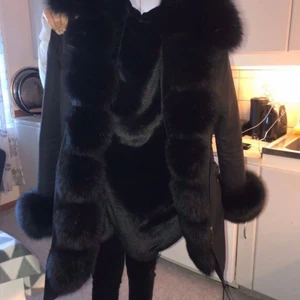Fatima Parka, Svart Vinter Jacka  - Säljer min Svarta Fatima parka jacka, ungefär 1 år gammal, men inte sliten på något sett utan tvärtom! Säljer pga att jag ej använder den, annars är den varm och as snygg 😍!