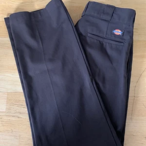 Dickies - Helt sjukt snygga mörkbruna dickies!! Passar någon runt 170 cm. Färgen syns bäst på sista bilden