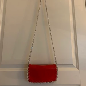 Tiamo väska  - En Tiamo väska i väldigt bra skick! Superfin röd färg❤️ Använder aldrig längre.  