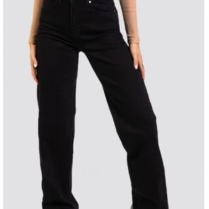 Vida jeans high waist strl 38 - Svarta wida jeans från madlady som jag har andvänd en del ☺️ de är avklippta eftersom byxorna var alldeles för långa för mig och nu vill jag sälja dem för jag använder dem aldrig längre 🙂 de kan ha en vit fläck någonstans men det syns inte när man väl har på sig jeansen 🥰 byxorna är i strl 38 men känns som strl 36 skulle jag säga 👍🏽