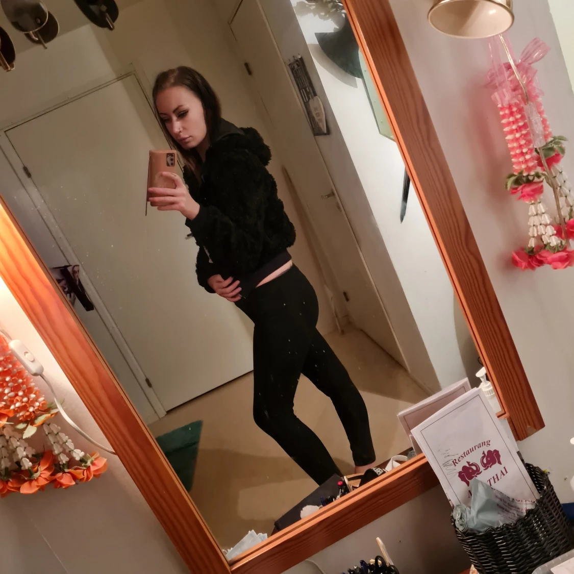 Svart mjuk jacka med luva 