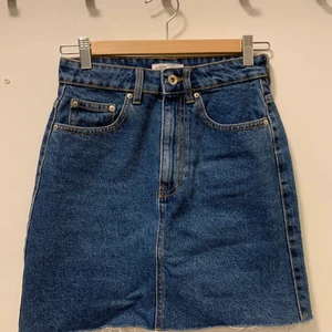 Jeanskjol - Säljer denna jeanskjol som ursprungligen är från Zara men köpt second hand. I jättefint skick och jag har använt den endast 1-2 gånger. Super fin men ganska stor på mig som är xs/159 cm.  