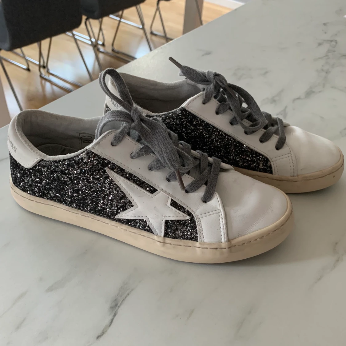 Le Temps Des Cerises skor glittriga