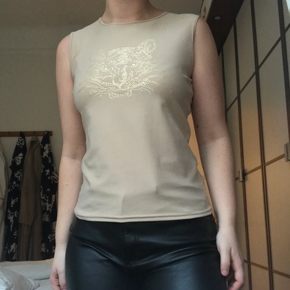 Beige topp med ett glitterlejon ✨