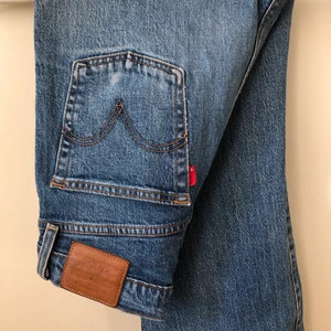 Levi’s jeans  - Högmidjade Strahigt leg Levi’s jeans                             strl 26, sitter som S, jag är 158 cm lång                                                                                 Nypris 1200                                                                        Knappt använda inget slitage🥰