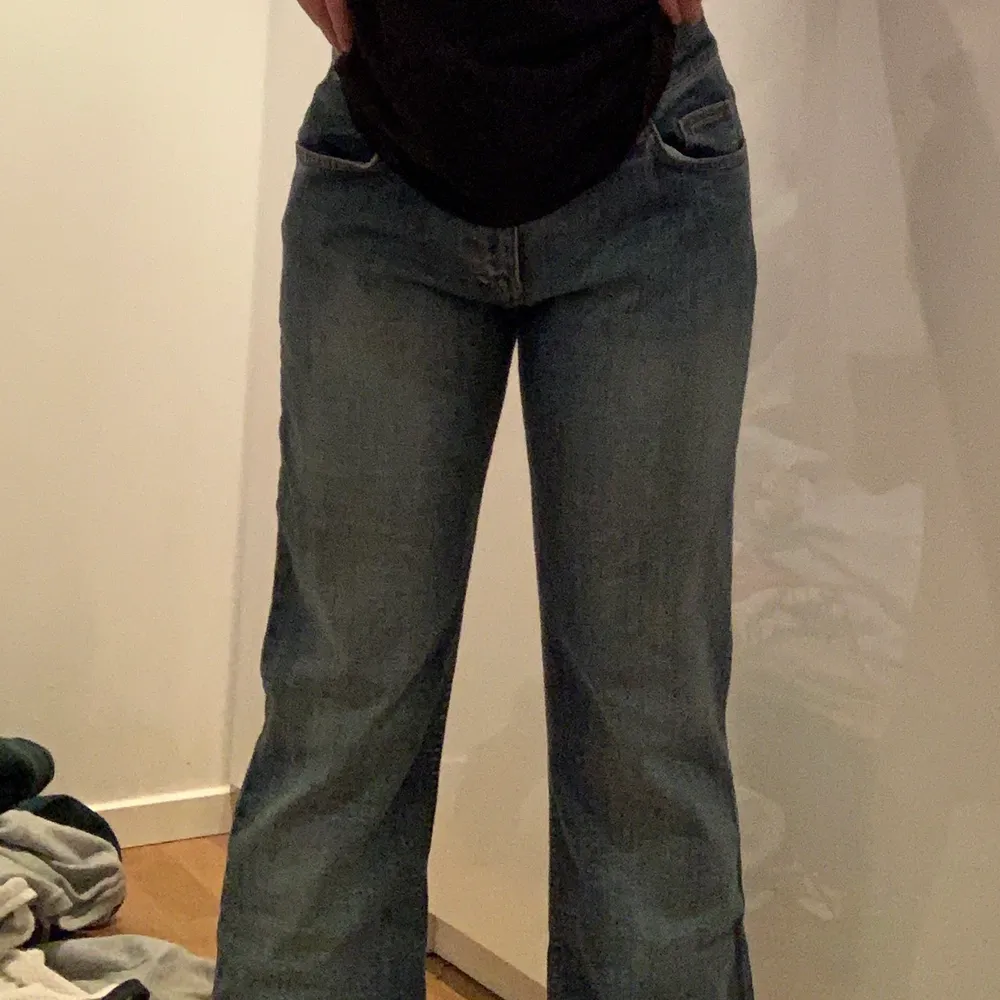 Ett par jeans ja hitta från mammas gamla garderob som hon tänkte slänga, undra om det skulle vara någon som är intresserad :). Jeans & Byxor.