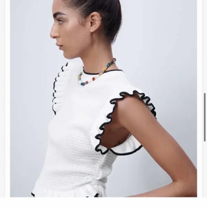 Topp zara - Säljer denna topp/tshirt med volanger ifrån zara som är slutsåld! Super snygg men kommer tyvärr inte till användning längre:( inges deffekter alls