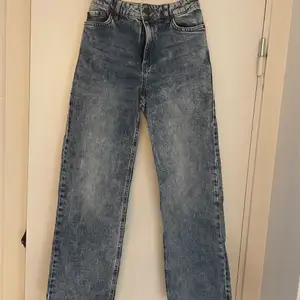 Ett par ljusa mom jeans ifrån Lindex 