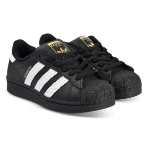 Adidas superstars - Säljer dessa helt nya Adidas skor, köpte dessa & har aldrig använt de. De har legat & stått sedan de köptes & kommer aldrig få en användning utav de då jag inte är för svarta skor nått mer. Någon annan kommer få en bättre användning av de. Skorna är i storlek 37, nypris på dessa skor är 1100