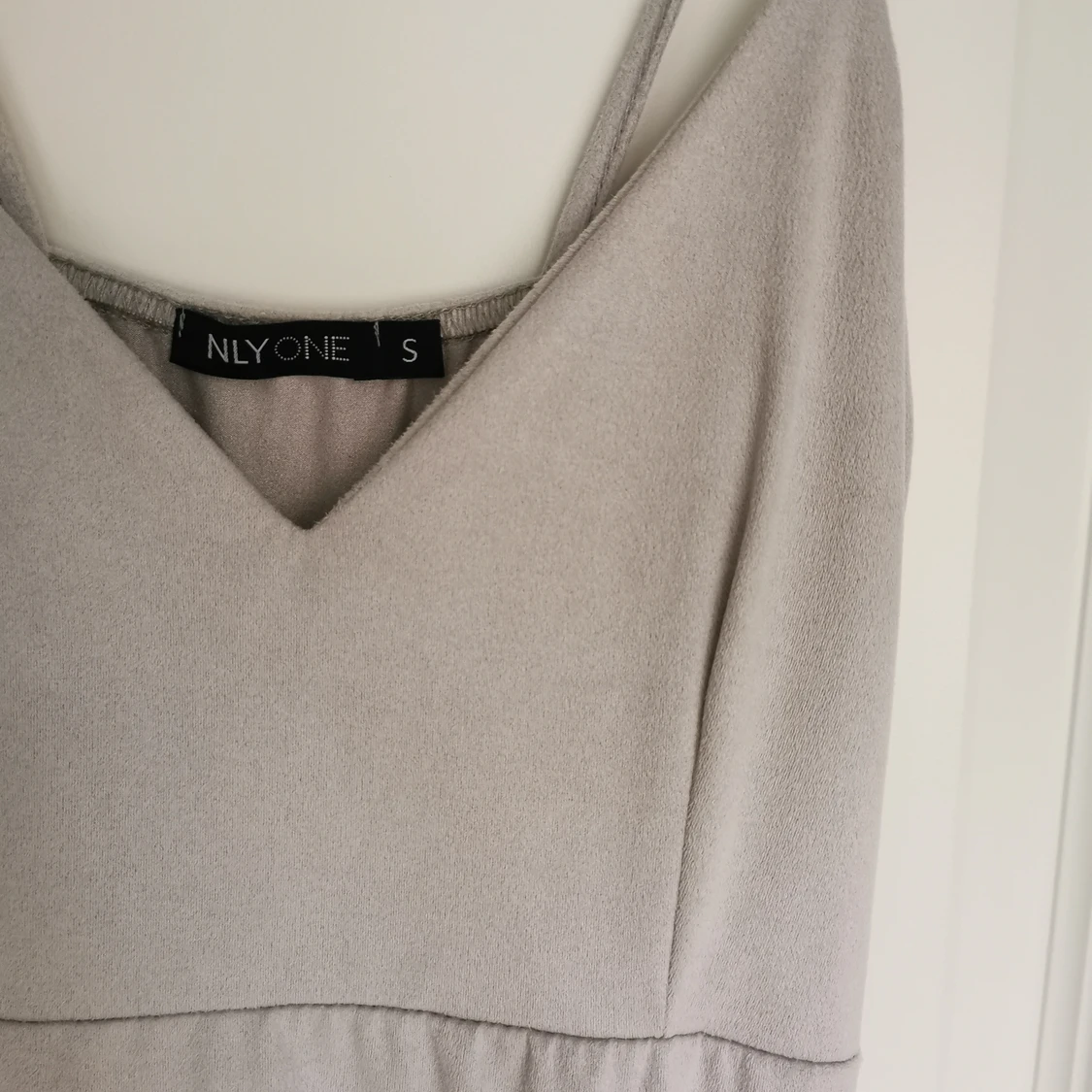 Grå klänning i mockaimitation strl s - 91