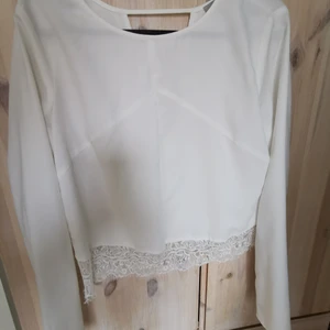 Vit blus strl 36 - Vit blus från asos med spets i nederkanten. Strl 36. Fint använt skick                                             Köparen står för eventuell frakt, skickar med billigaste alternativet eller annat enligt önskemål ☺️