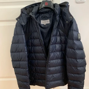 Calvin Klein jacka 1200kr - Calvin Klein jacka storlek M, använd en vinter. Perfekt skick utan en skråma. Supervarm, tjock och skön! Säljes för 1200kr, nypris 2500kr.