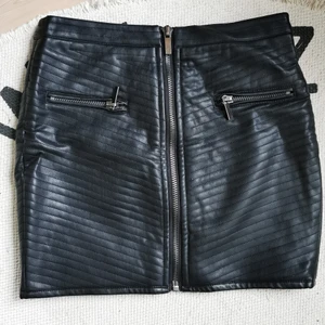 Kjol i skinnimitation strl s - Svart kjol i skinnimitation från bik bok strl S. Fint använt skick.                                                   Köparen står för eventuell frakt, skickar med billigaste alternativet eller annat enligt önskemål ☺️