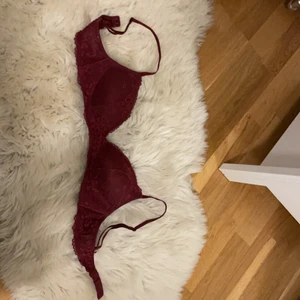 Lila bh - Skön bh utan bygel, säljer pågrund av att jag inge fått nån användning av den💕