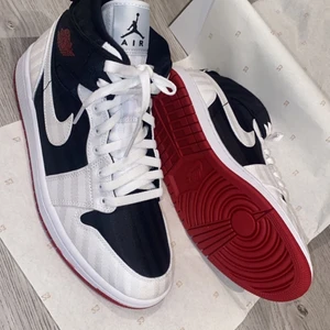 Air Jordans - Detta är ett par sprillans nya Jordans, de är givetvis äkta, de är röda, svarta samt vita. Beställde hem de och de var lite för små på mig, även inte heller fler storlekar! Kan gärna mötas upp i Örebro, men går även att frakta dock står köparen själv för fraktkostnaden🥰