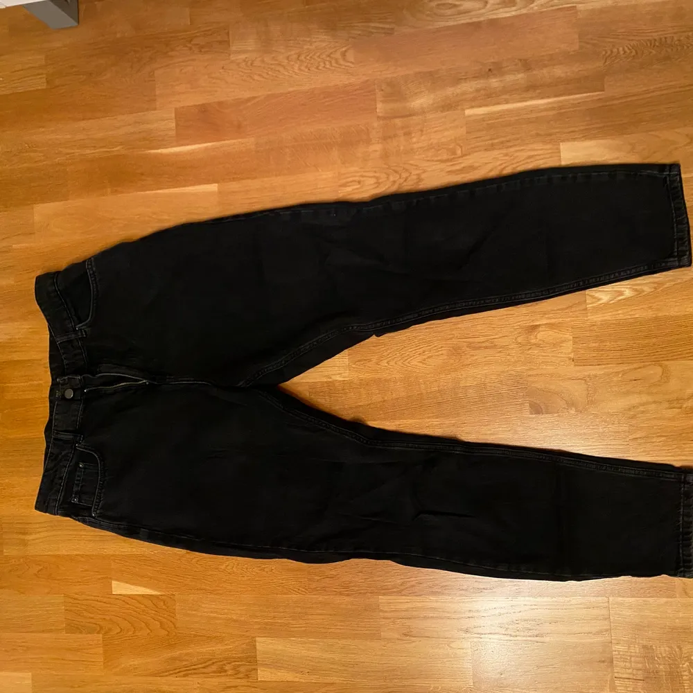 Svarta jeans från NELLY, storlek 40. Använda 1 gång, fint skick.. Jeans & Byxor.