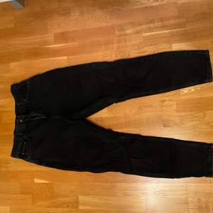 Svarta jeans från NELLY, storlek 40. Använda 1 gång, fint skick.
