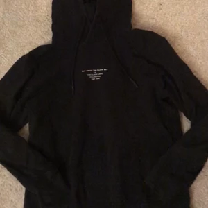 Svart hoodie strl M  - Hoodie från herravdelningen i strl m som passar en xs-m i dam beroende på hur man vill ha den. Använd fåtal gånger.  