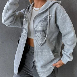 Rhinestones zip hoodie - Zip hoodie från Shein med rhinestones! Endast använd några få gånger. Köpt för 190kr+frakt säljer för 100+frakt!💎